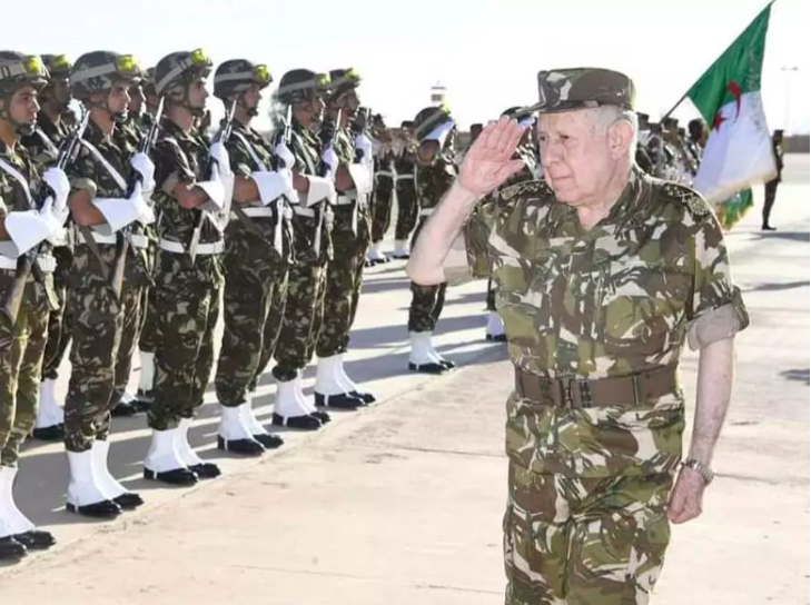 Saïd Chanegriha en visite de travail à la 3e Région militaire Radio