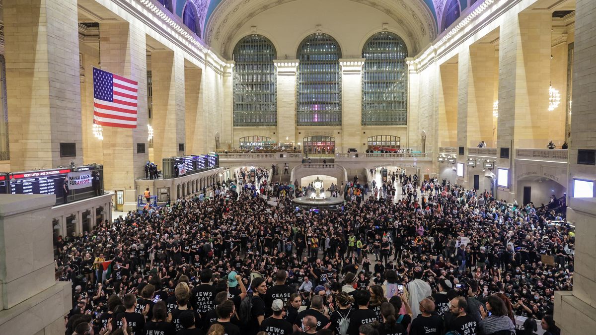 Hundreds of demonstrators blocked the New York Stock Exchange to demand an embargo on Zionist arms