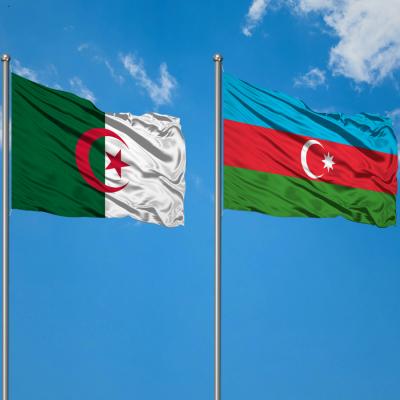 Drapeaux de l'Algérie et de l'Azerbaïdjan