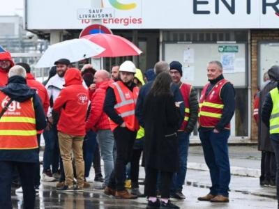 الإضرابات العمالية تؤثر على انتاج مصافي النفط وامدادات الوقود في فرنسا
