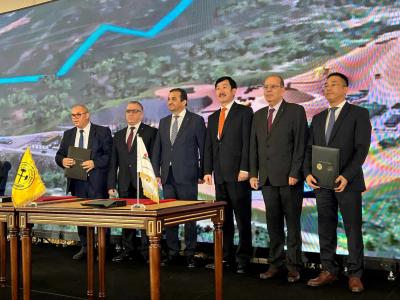 Signature de trois accords et contrats de projets miniers et métallurgiques entre des compagnies nationales et des partenaires étrangers