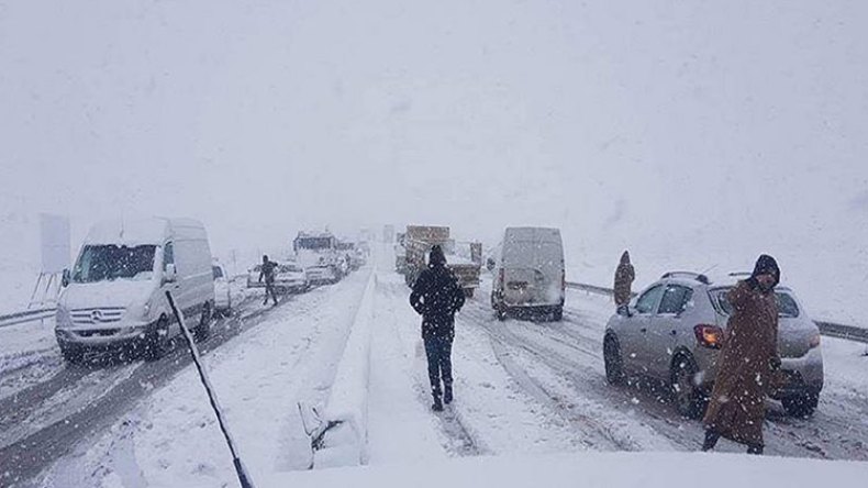 niege route barrée.jpg