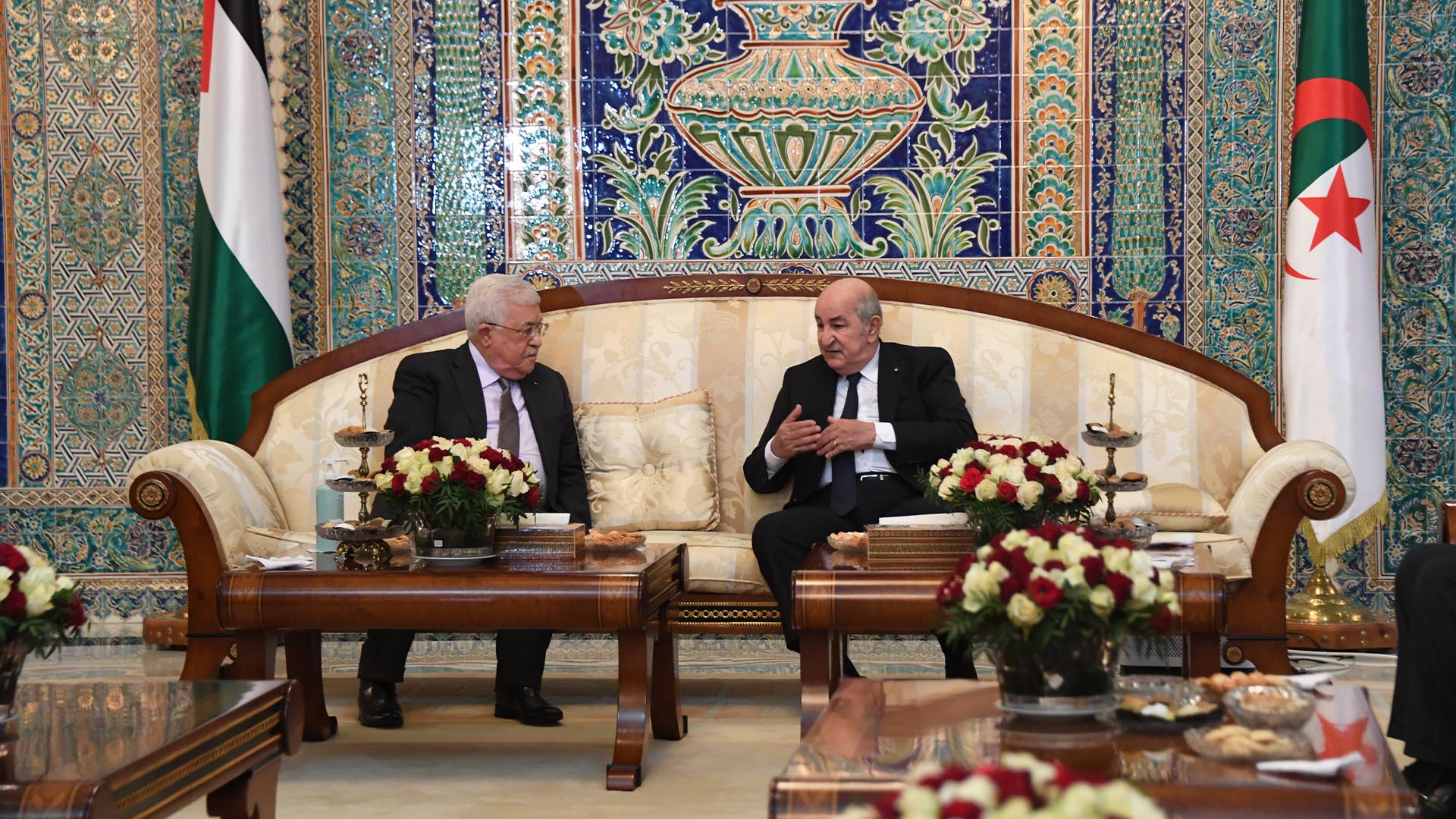 Abdelmadjid Tebboune, président de la République, avec Mahmoud Abbas