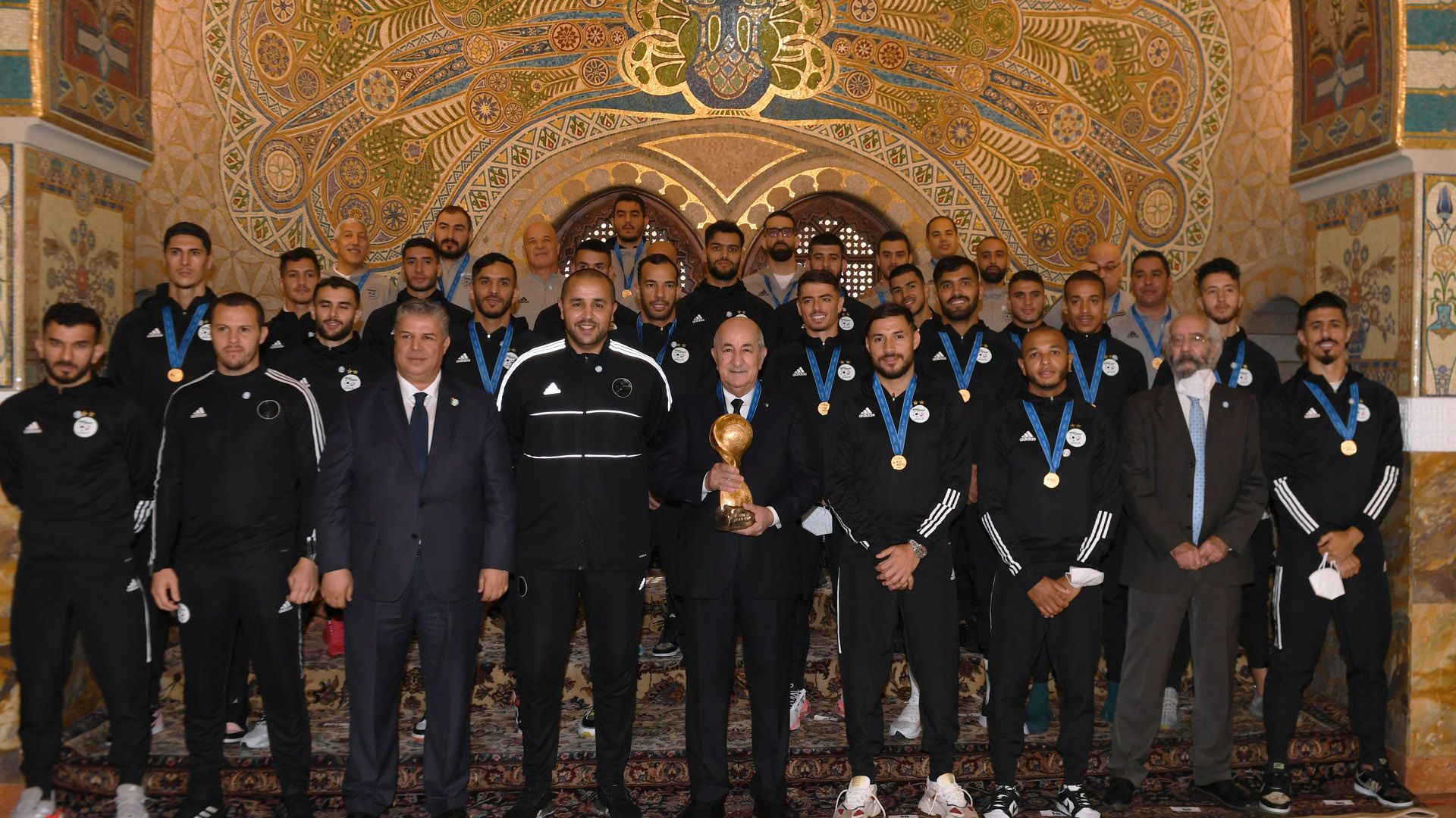 Le Président Tebboune avec l'équipe nationale de football A'