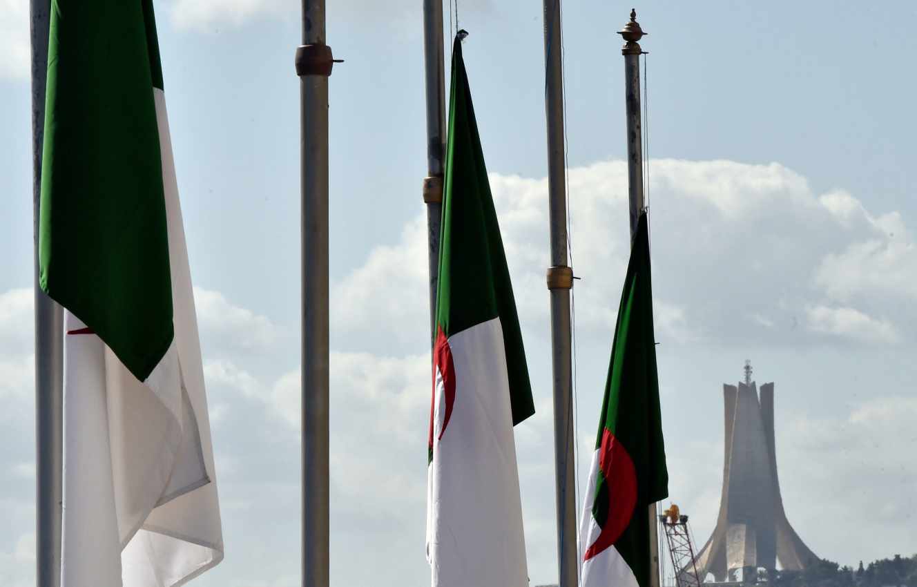 drapeaux-algeriens-berne.jpg