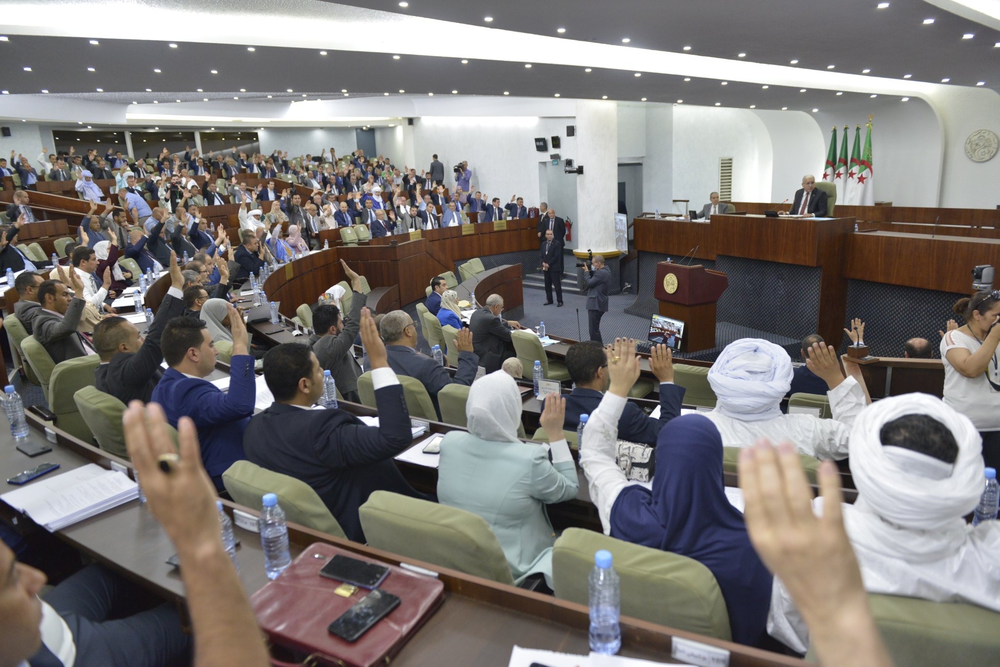 نواب المجلس الشعبي الوطني يصوتون -صورة من الأرشيف-