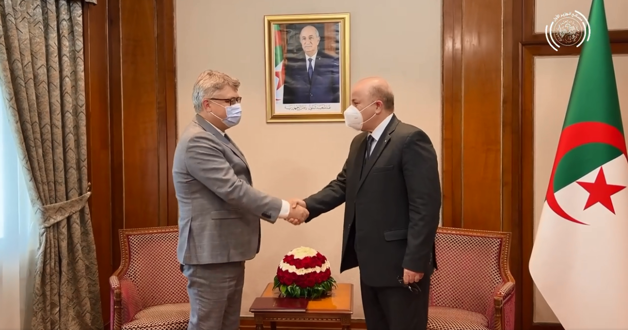 الوزير الأول يستقبل السفير الروسي بالجزائر