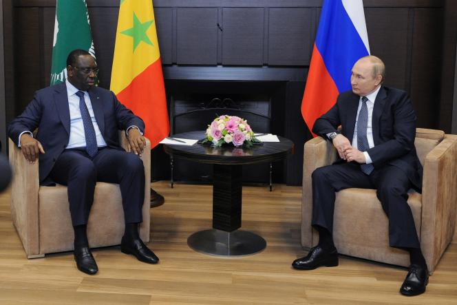 Le président de l'UA, Macky Sall, discute avec le président Vladimir Poutine