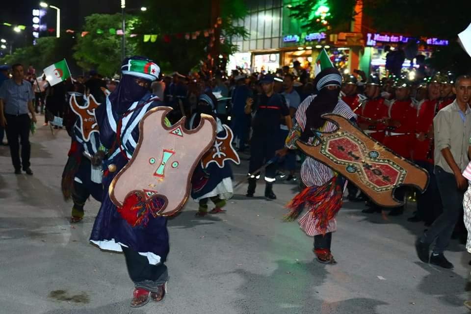 الاستعراض الفني المنظم بمناسبة المهرجان الثقافي الدولي تيمقاد.