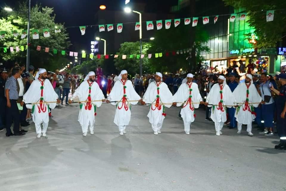 الاستعراض الفني المنظم بمناسبة المهرجان الثقافي الدولي تيمقاد.