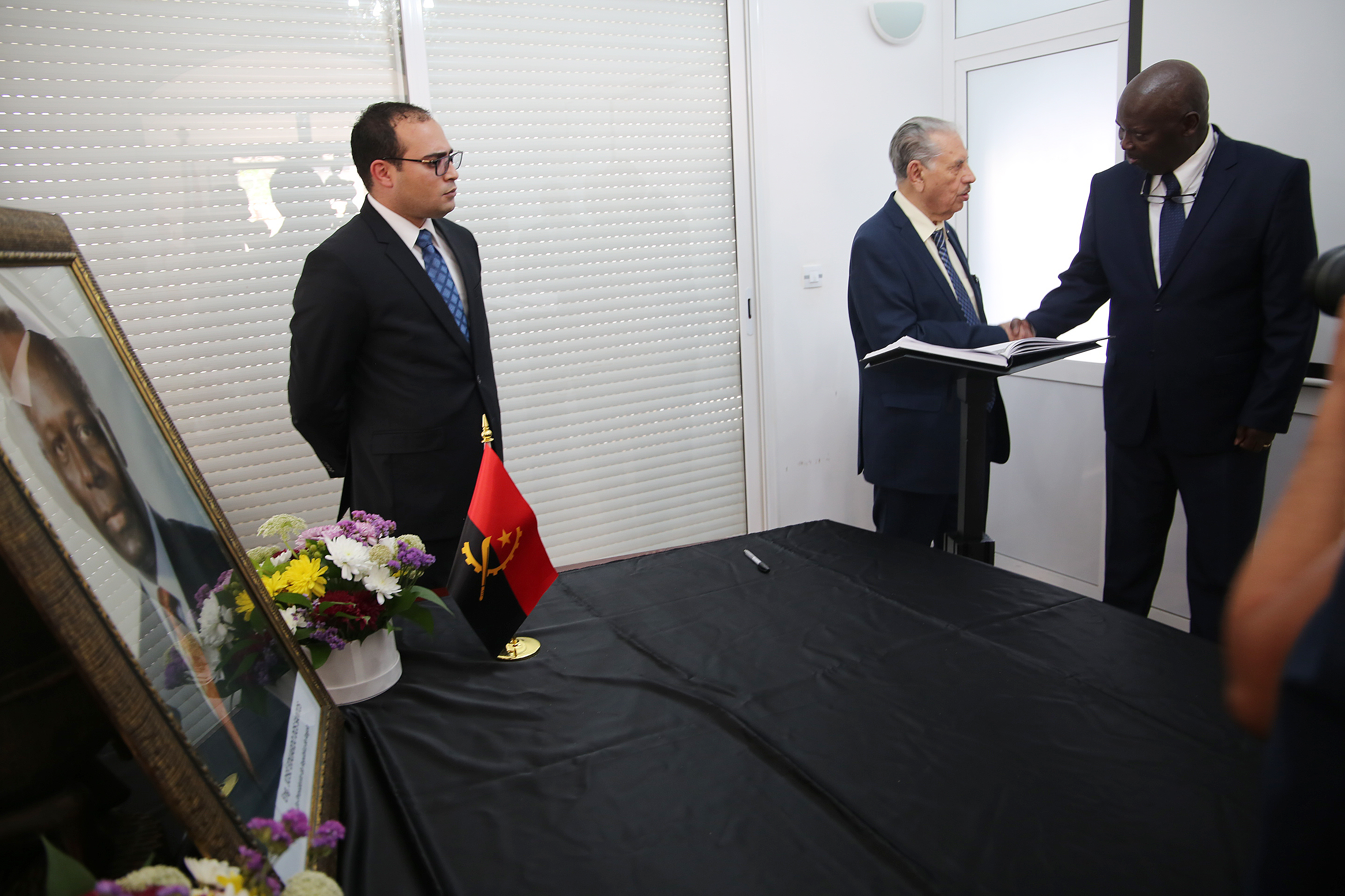 قوجيل معزّيا السفير الأنغولي