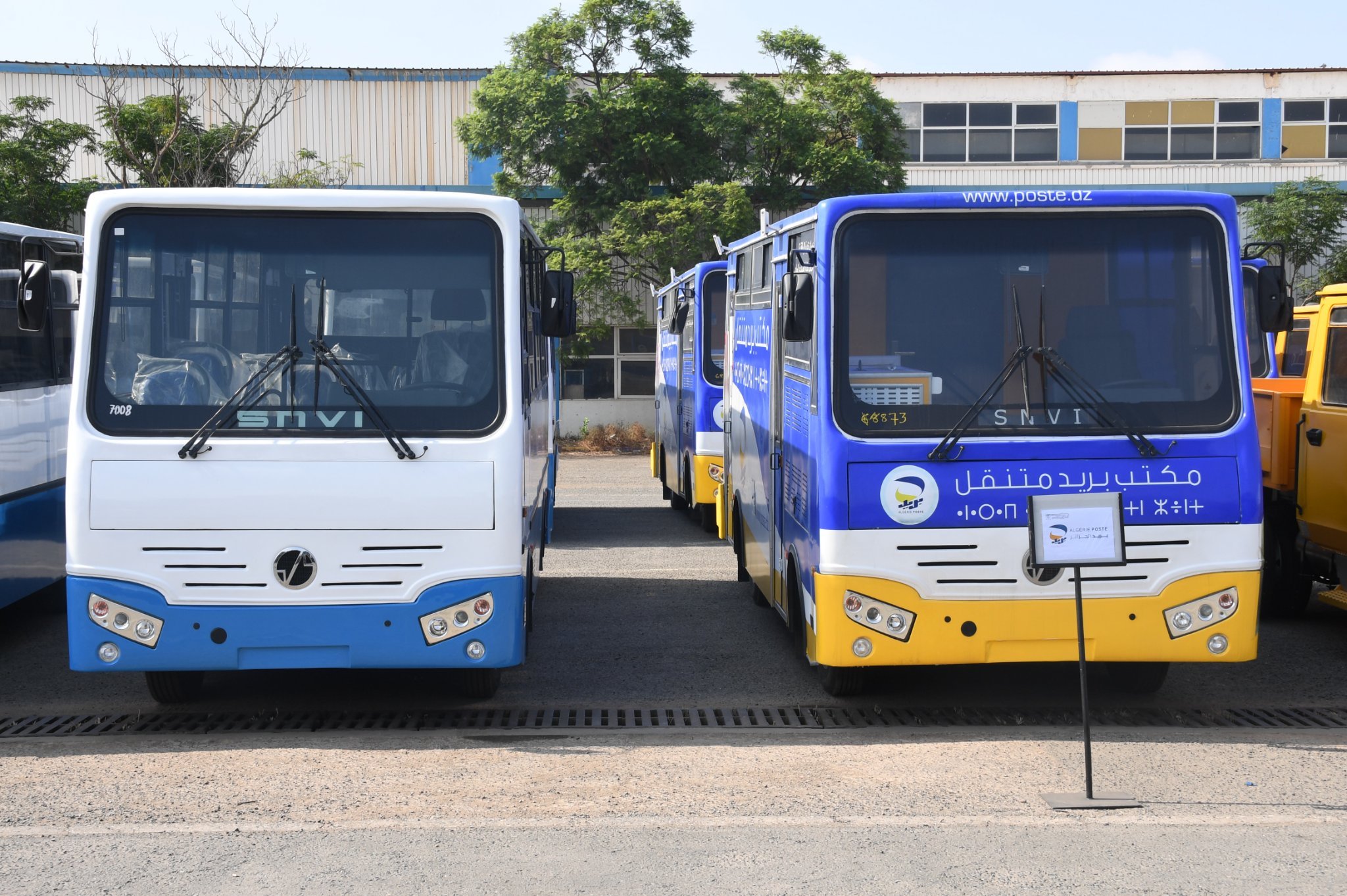 وزارة الدفاع الوطني-تسليم حافلات وشاحنات