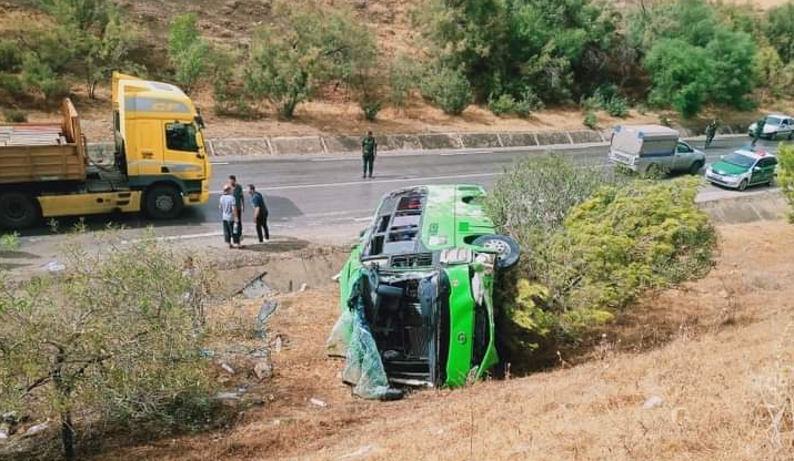 إصابة 31 شخصا في حادثي انقلاب حافلتين