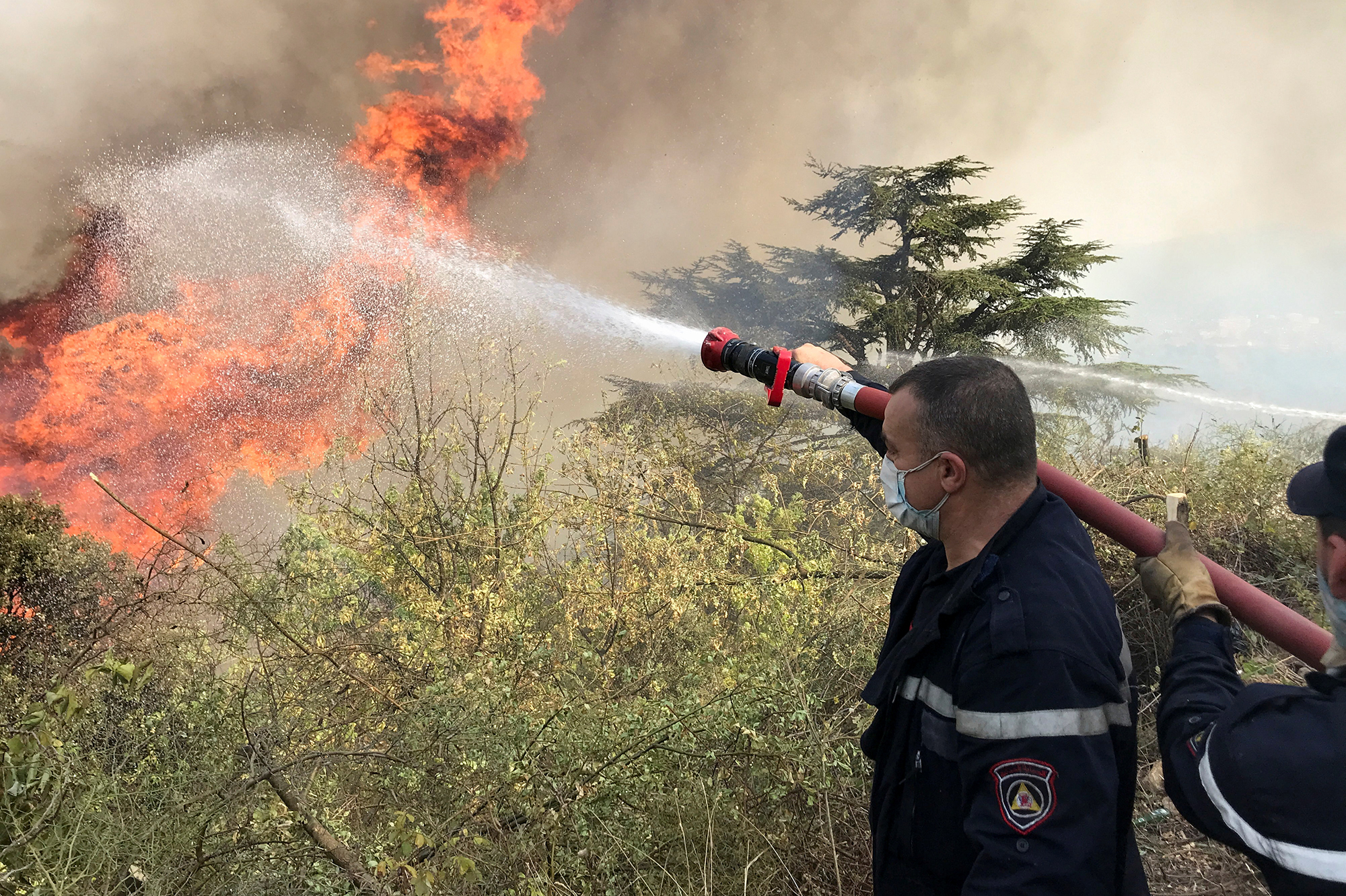 Soldats du feu luttant contre les flammes