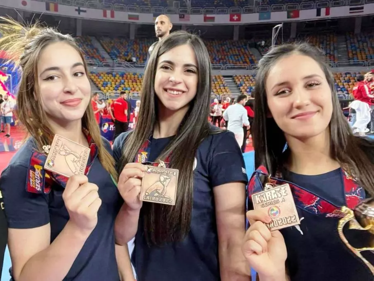 Les filles karatékas en bronze