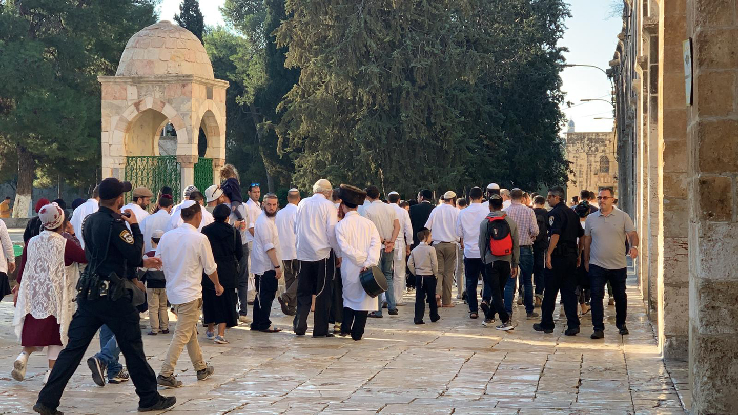 Les Colons envahissent par dizaines les Lieux saints à Al-Aqsa