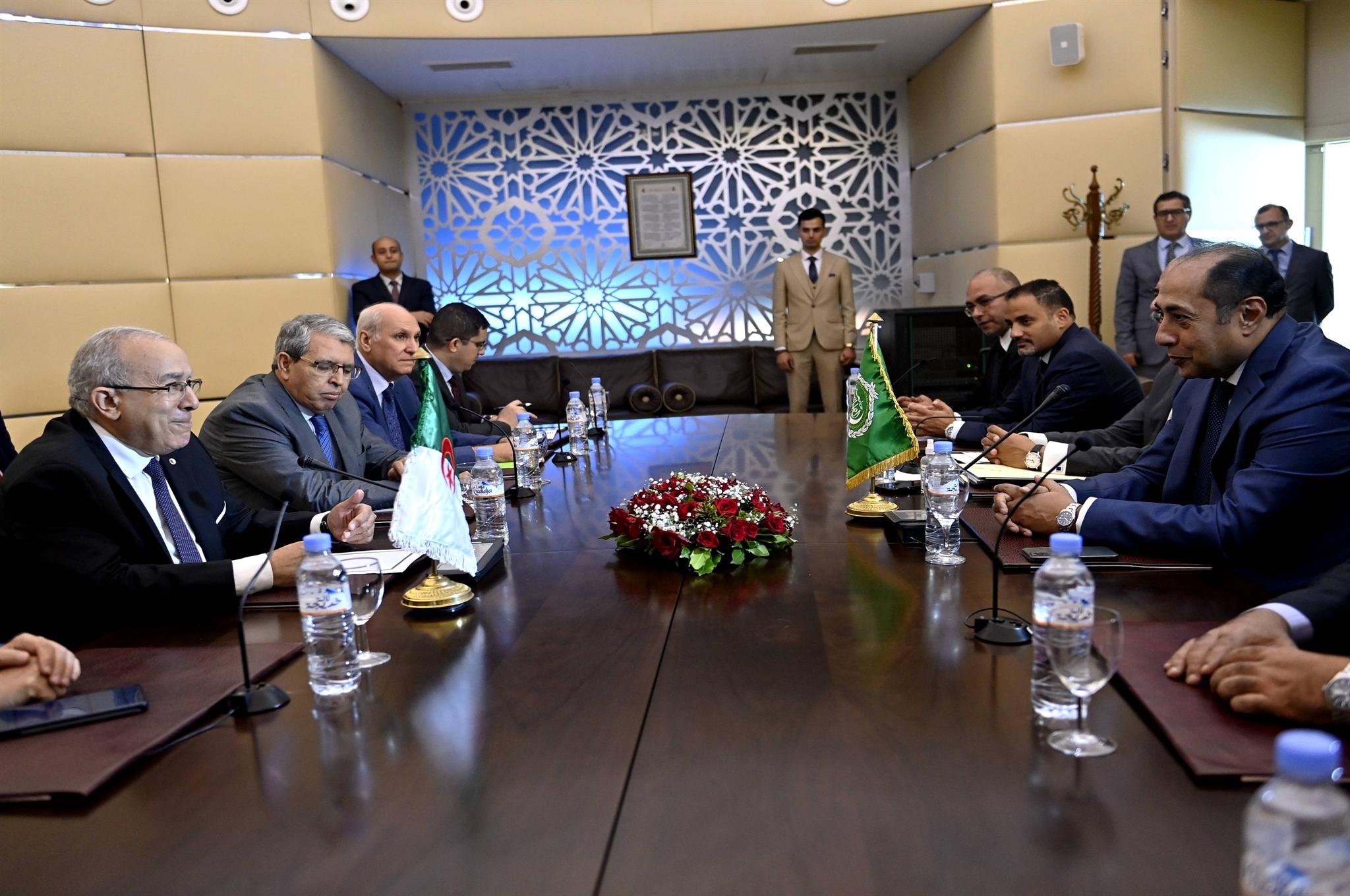 لعمامرة يستقبل الأمين العام المساعد لجامعة الدول العربية