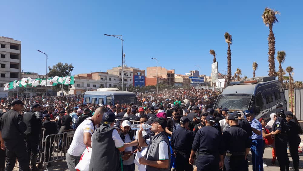 توافد الجماهير على ملعب هدفي