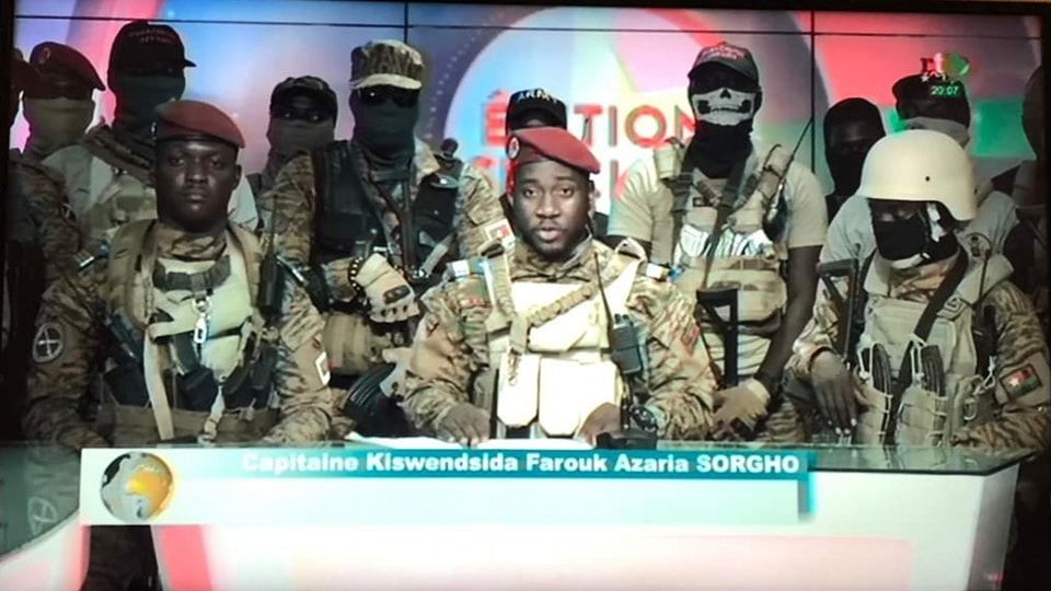 بوركينا فاسو : إقالة رئيس المجلس العسكري الحاكم  وإغلاق حدود البلاد