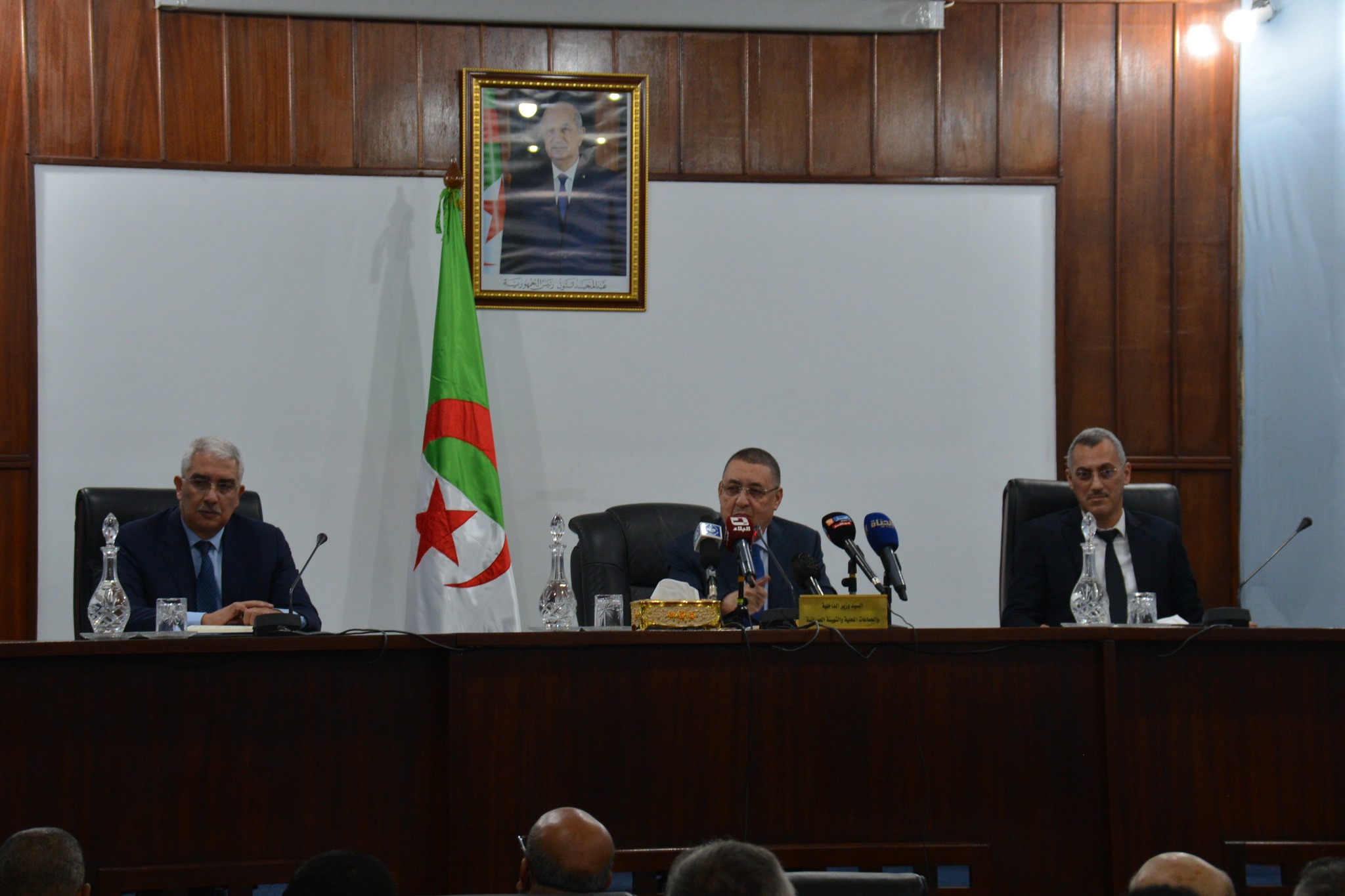 تنصيب لجنة الخبراء المكلفة بمراجعة ودراسة قانوني البلدية والولاية