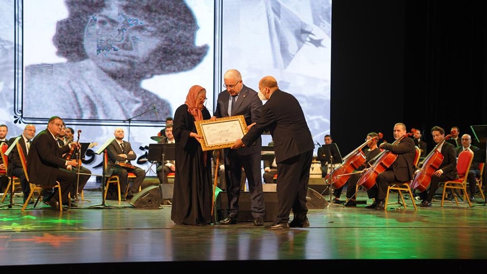 تكريم أعضاء الفرقة الفنية