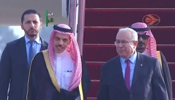 وزير الخارجية السعودي يحل بالجزائر للمشاركة في القمة العربية ممثلا للملك سلمان بن عبد العزيز آل سعود