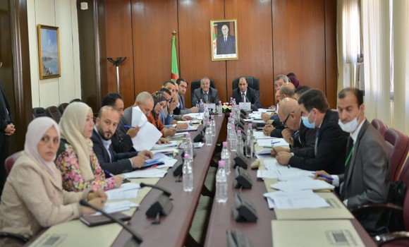 لجنة الشؤون القانونية تدرس التعديلات المقترحة على مشروع القانون للوظيفة العمومية