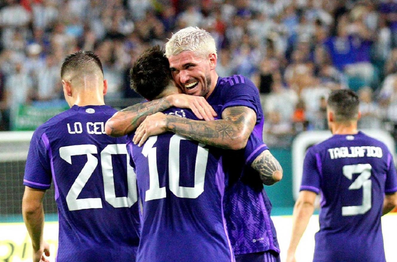 من مباراة الأرجنتين وبولندا