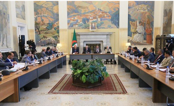 وزير المالية يعرض قانون المالية التكميلي