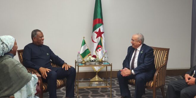 لعمامرة يتحادث مع نظيره النيجيري جيوفري انييما