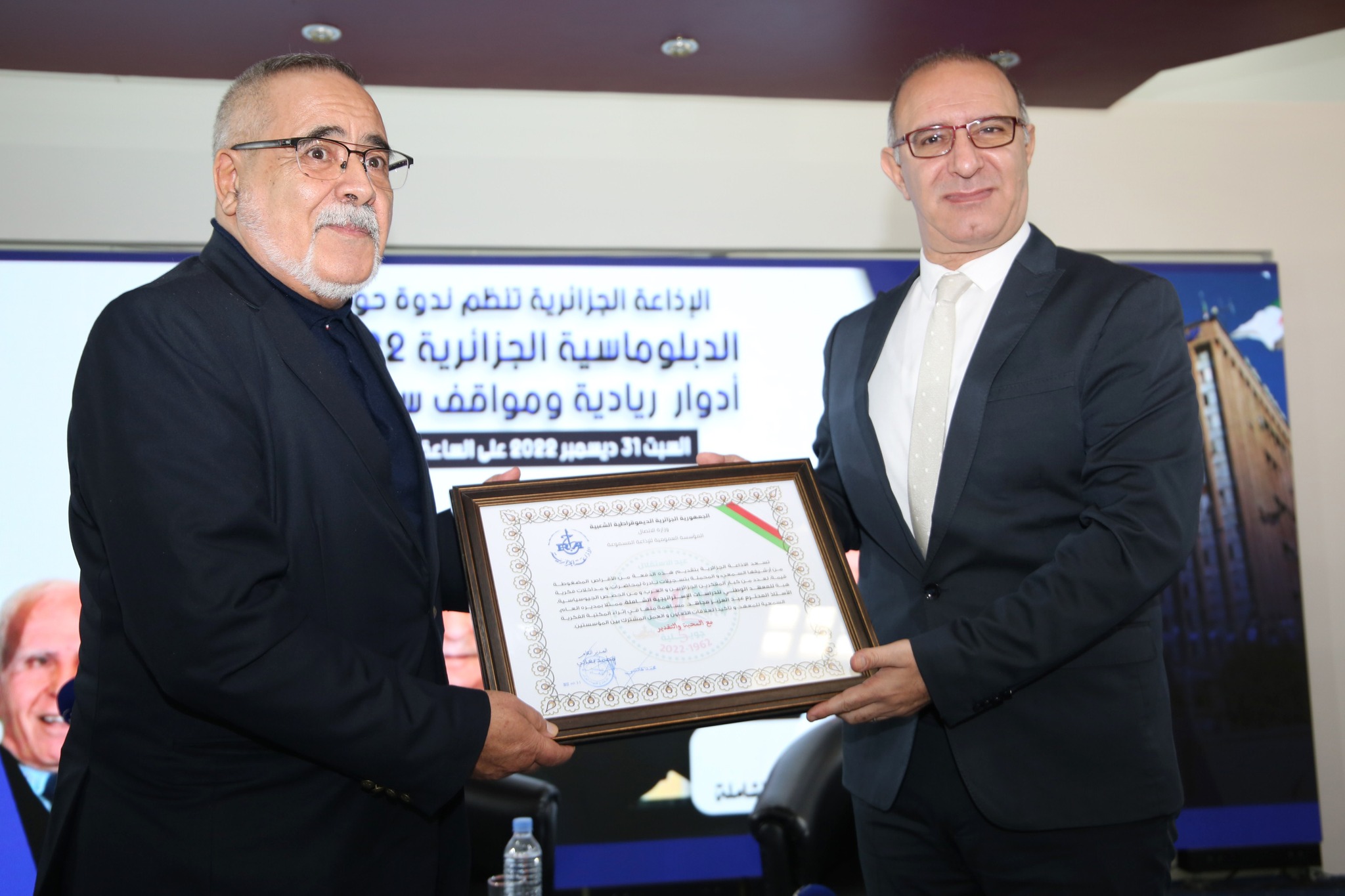 المدير العام للإذاعة الجزائرية مقدّما الهبة إلى مدير معهد الدراسات الاستيراتجية الشاملة