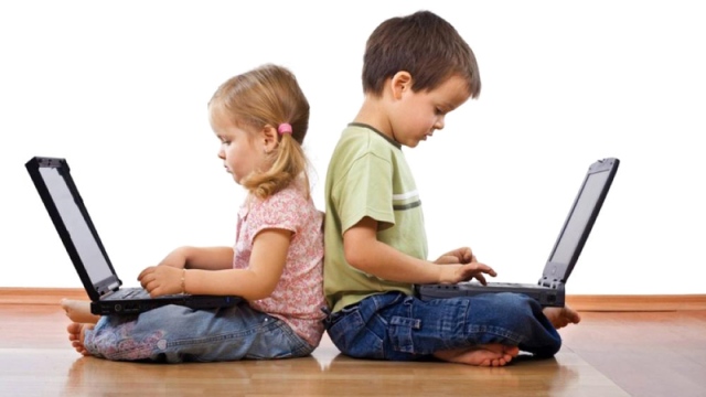 أطفال يستخدمون كمبيوترات  محمولة