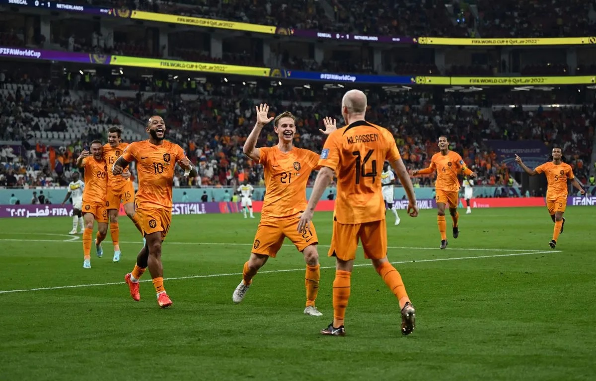 Joie des Hollandais après le 2e but