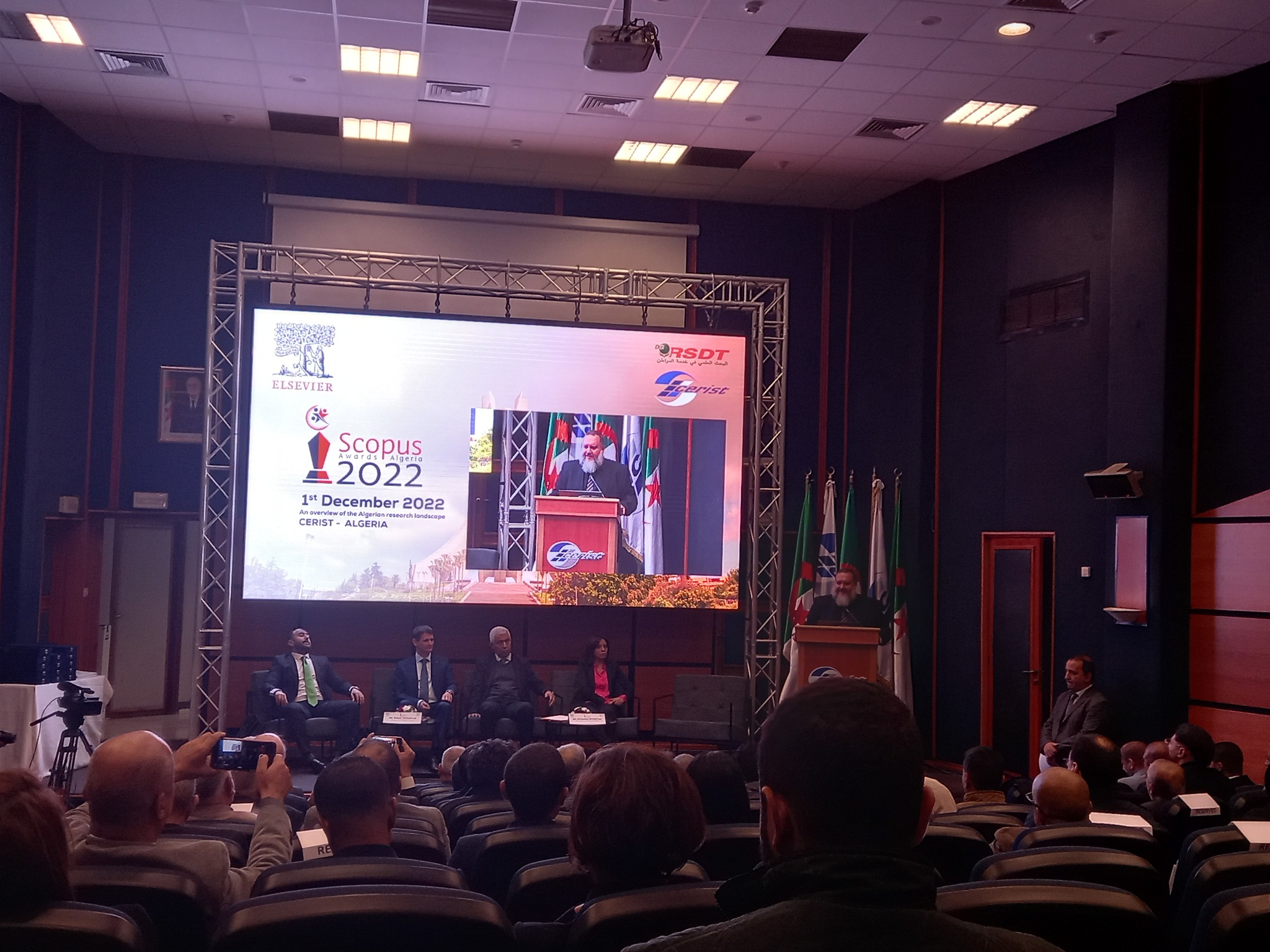 تكريم 32 باحثا جزائريا نظير مساهماتهم العلمية 