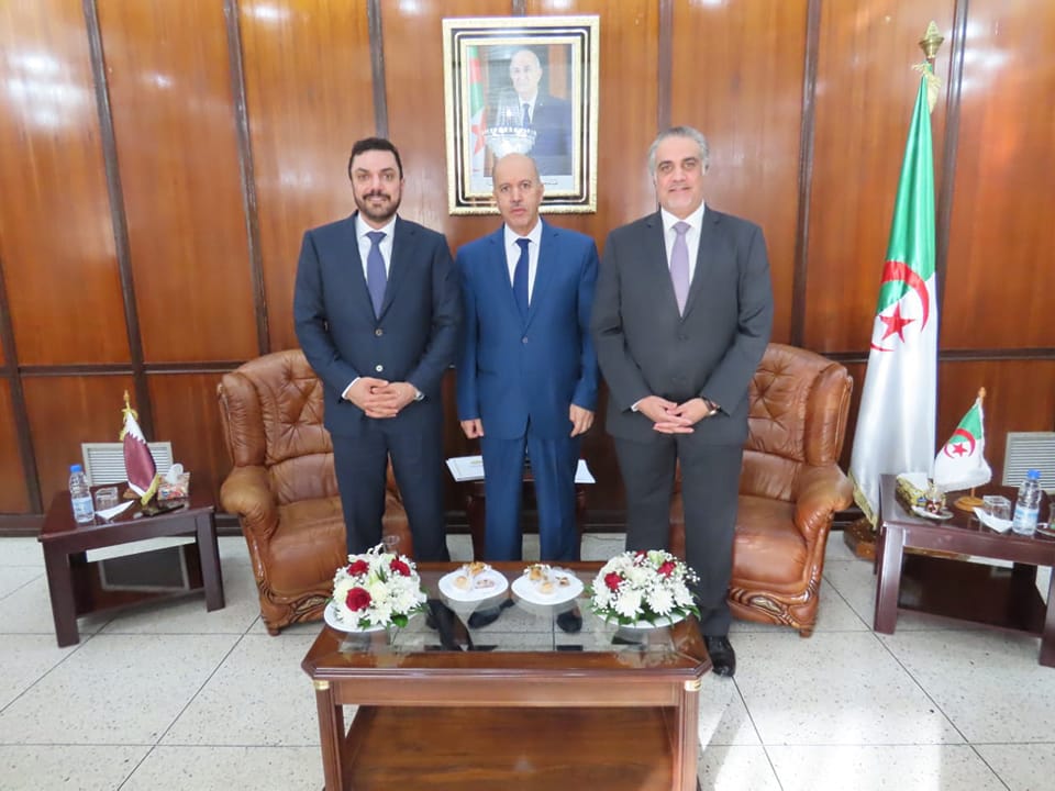 وزير الصحة مستقبلا سفير قطر