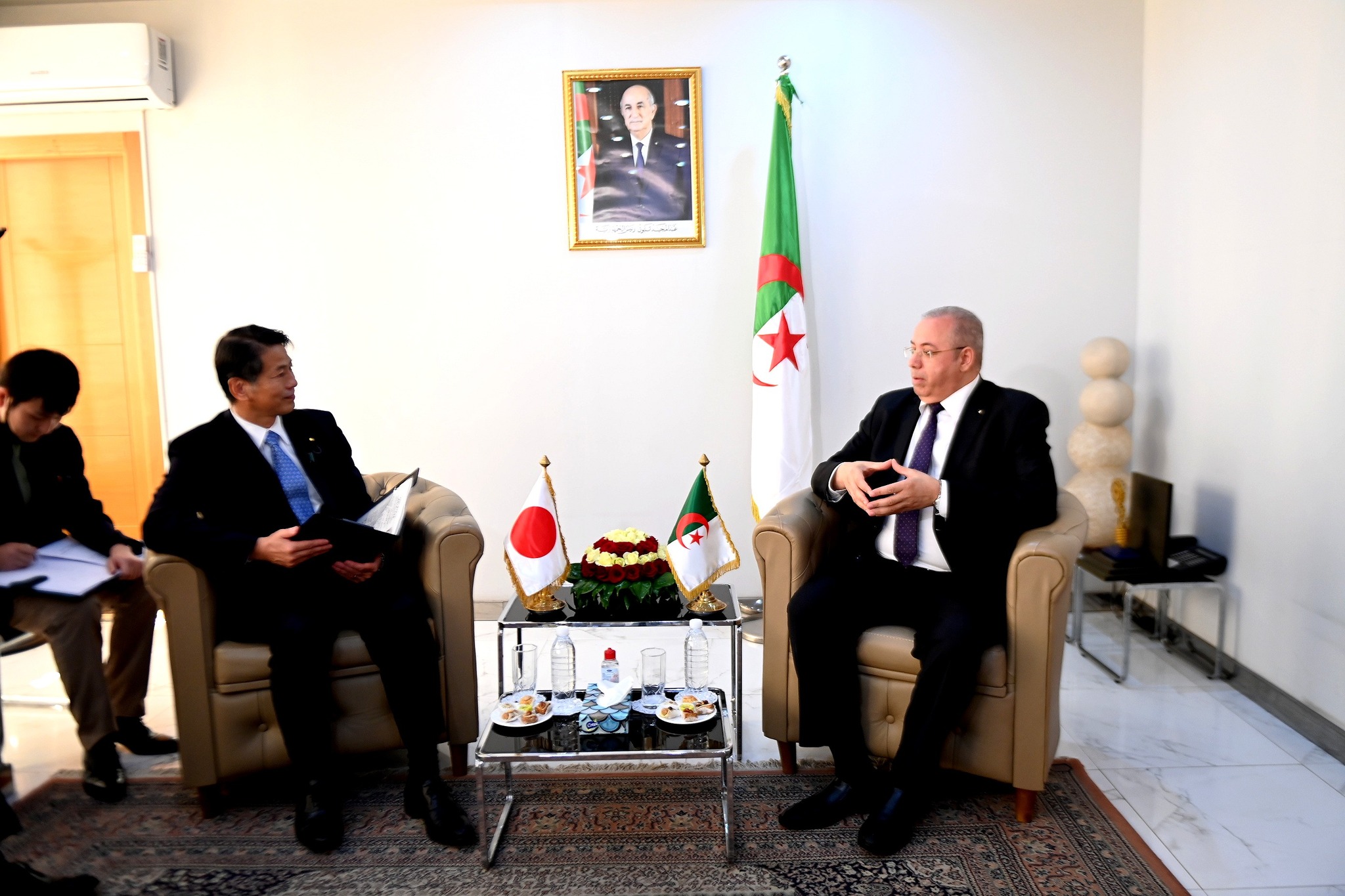 زغدار يتباحث مع الوزير الياباني
