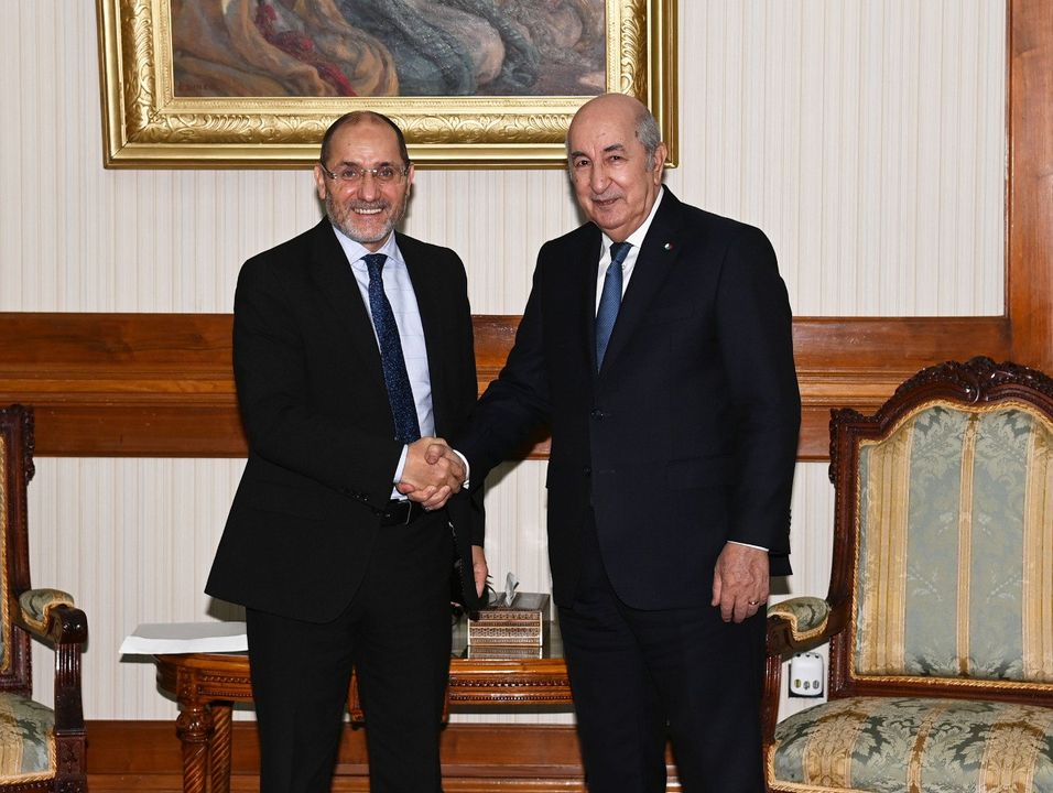 الرئيس تبون مستقبلاً مقري