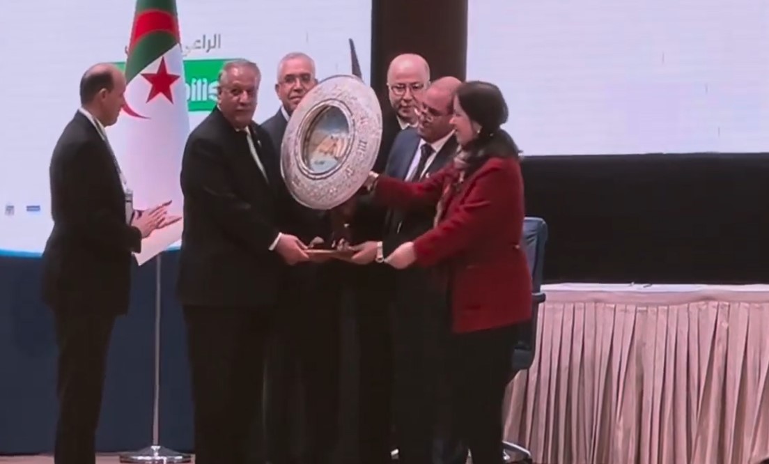 تكريم رئيس الجمهورية بدرع الاتحاد الوطني لمنظمات المحامين الجزائريين