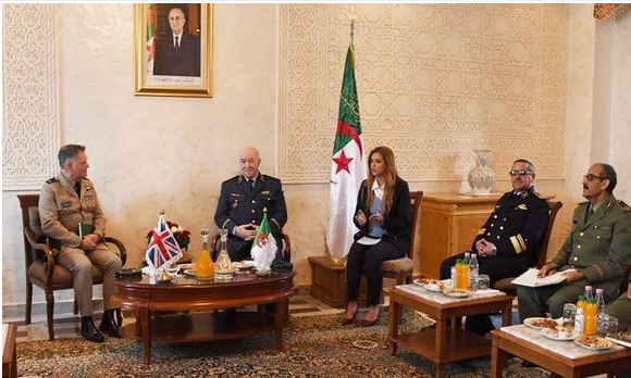 الأمين العام لوزارة الدفاع الوطني يستقبل المارشال الجوي البريطاني مارتن إليوت سامبسون