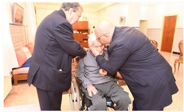 وزير المجاهدين يؤدي زيارة للمجاهد عثمان دمرجي