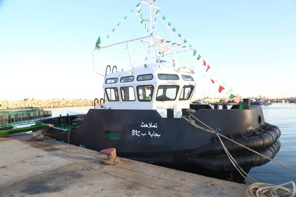 قاطرة بحرية فولاذية الصنع