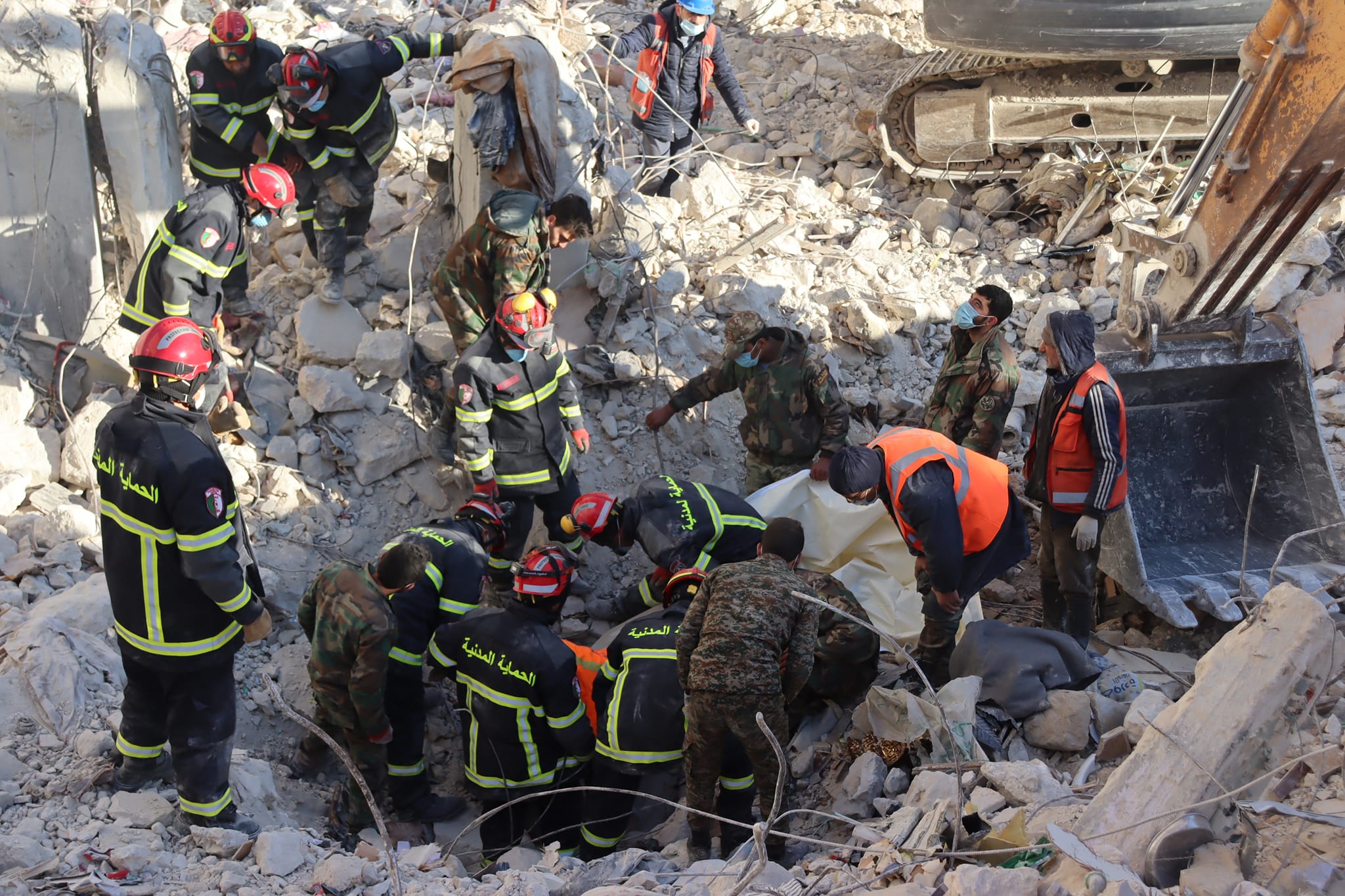زلزال تركيا وسوريا: إنقاذ 13 شخصا وانتشال 84 جثة من قبل فرق الحماية المدنية الجزائرية