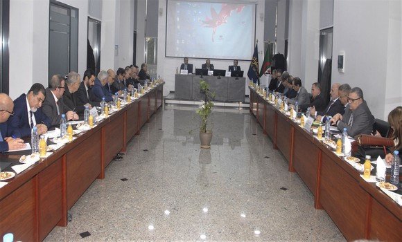 محافظ بنك الجزائر يدعو إلى بذل الجهود لتمويل المشاريع المنتجة للقيمة المضافة