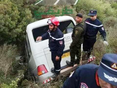 سقوط حافلة لنقل المسافرين بتيكجدة
