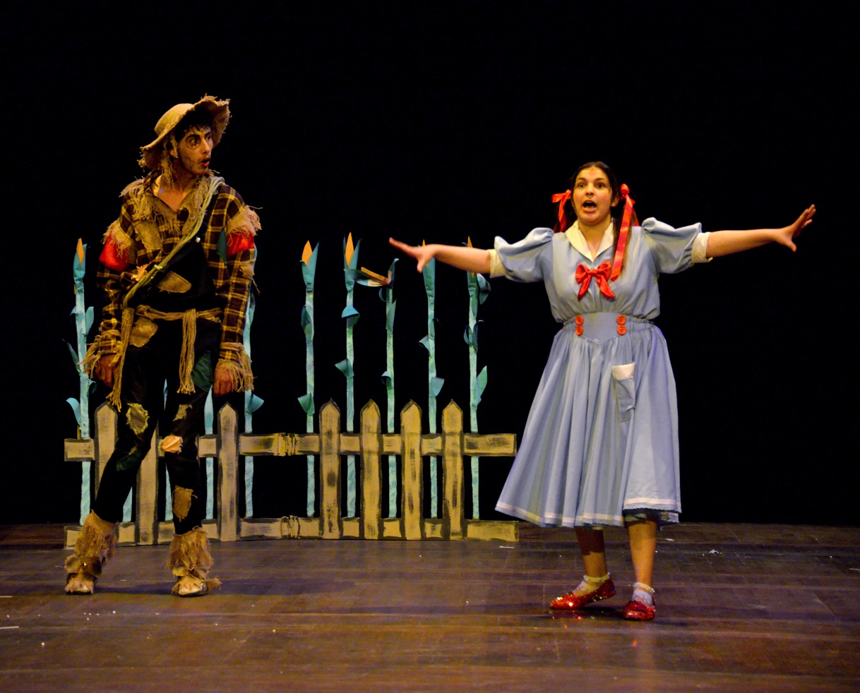 جانب من مسرحية مدينة الزمرد