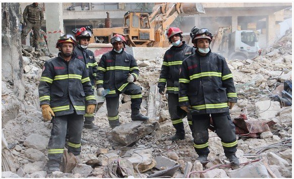 عناصر حماية مدنية خلال عملية إنقاذ بعد زلزال سوريا