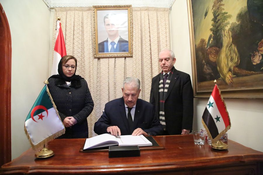 قوجيل يوقّع على سجل التعازي