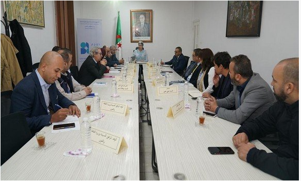 وزيرة الثقافة والفنون صورية مولوجي خلال ترؤسها اجتماع بالوزارة