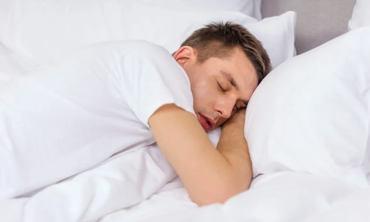 توقف التنفس أثناء النوم مرتبط بضعف العظام والأسنان
