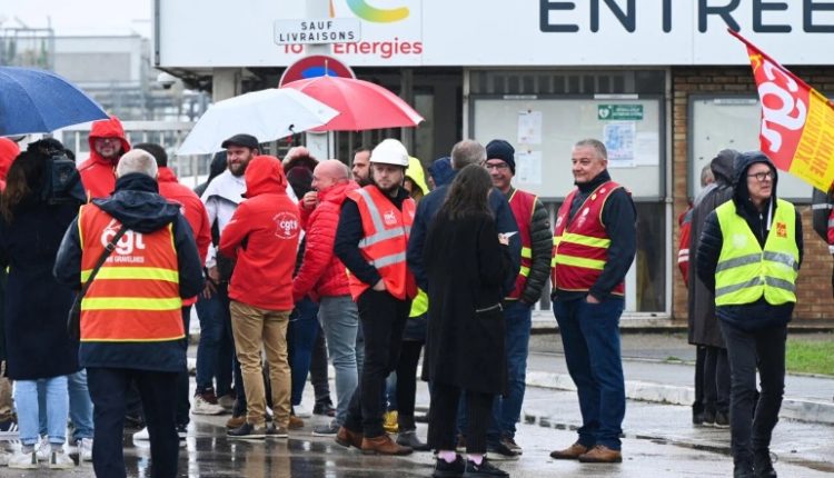 الإضرابات العمالية تؤثر على انتاج مصافي النفط وامدادات الوقود في فرنسا